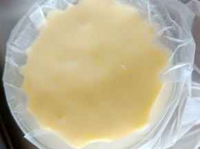 将蛋糕糊倒入裱花袋