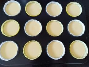 模具提前放好纸托，蛋糕糊挤8.9分满