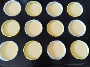 模具提前放好纸托，蛋糕糊挤8.9分满