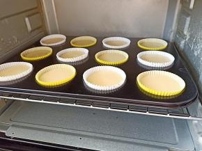 放入预热好的烤箱，上下火130度烤10分钟后转150度烤20分钟