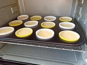 放入预热好的烤箱，上下火130度烤10分钟后转150度烤20分钟