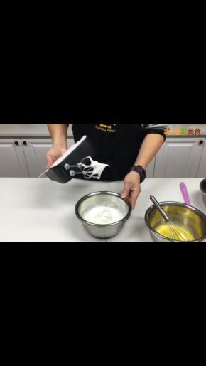 蛋清加糖打发致鹰钩状
