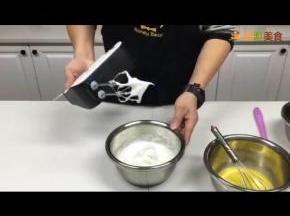 蛋清加糖打发致鹰钩状