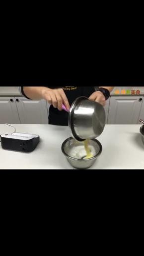 先取少量蛋清放入打散的蛋黄里拌匀，然后再倒回打发的蛋清里拌匀