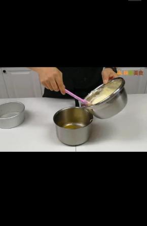 黄油融化30度左右放入少量之前拌好的面糊