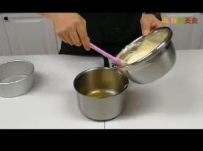黄油融化30度左右放入少量之前拌好的面糊