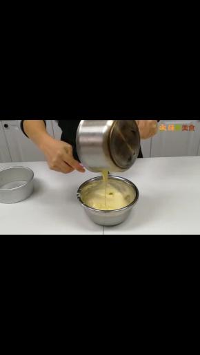 两者拌匀后，倒回面糊拌匀即可