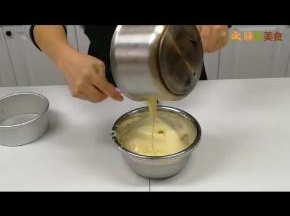 两者拌匀后，倒回面糊拌匀即可