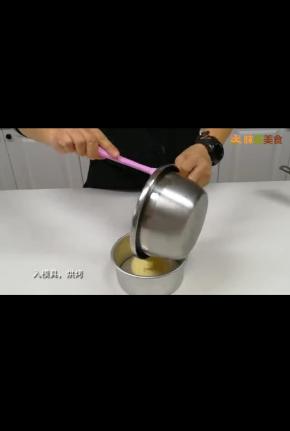 入六寸模具，轻微震下，目的把大气泡震出