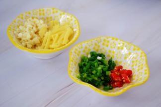 蒜切末，姜切丝，葱切葱花，小米椒斜切圈