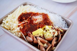 再淋入调好的酱汁，再倒入小半碗水进去，烤盘上面包上锡纸