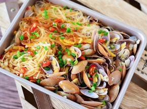 取出撒上葱花和小米椒即可食用
