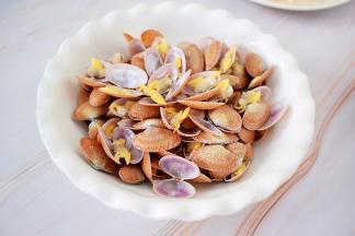 花甲让其吐完沙清洗干净，冷水下锅，焯至开口捞出控干水分备用。我买的是店主已经是吐完沙干净的，如果不是吐完沙的话就自己在清水下少许盐，让其吐完沙，不然吃时会有沙，不好吃。