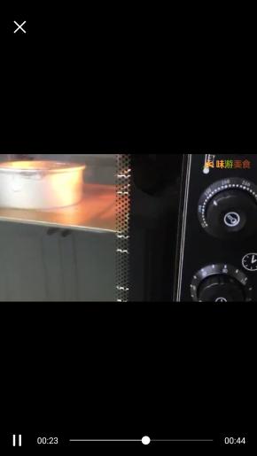 150度30-35分钟，怎么看有没熟，时间到了用手指轻微按下蛋糕表面如恢复原状就说明熟了，反之就是没熟还需时间拉长，烤好后拿出震下，然后倒扣在网架上，放凉脱模即可