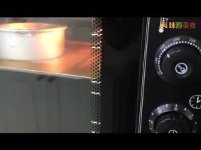 150度30-35分钟，怎么看有没熟，时间到了用手指轻微按下蛋糕表面如恢复原状就说明熟了，反之就是没熟还需时间拉长，烤好后拿出震下，然后倒扣在网架上，放凉脱模即可