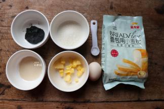 准备好食材，面包粉我用的是金龙鱼烘焙粉中的高筋小麦粉，金龙鱼烘焙粉是2018年中国国际家庭私房烘焙大师赛官方指定烘焙粉，采用进口小麦为原料麦香浓郁，制作过程中易膨胀易拉丝，成品香软可口；