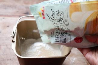 倒入面包粉；