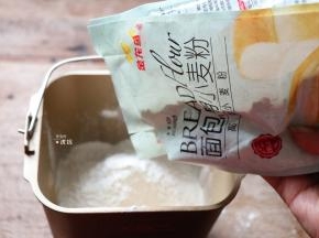 倒入面包粉；