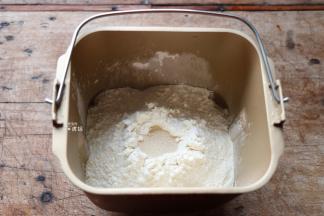 面包粉中间挖个洞，加入干酵母粉；