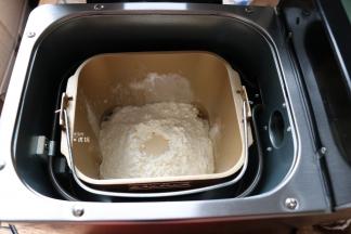 面包桶放入面包机中选择和面程序开始揉面；