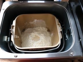 面包桶放入面包机中选择和面程序开始揉面；