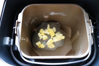 揉面程序结束后放入黄油，继续选择揉面程序，结束后选择发酵程序开始发酵；