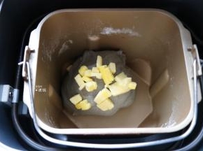揉面程序结束后放入黄油，继续选择揉面程序，结束后选择发酵程序开始发酵；