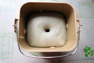 发酵到两倍大，中间戳一个洞不回缩即可；