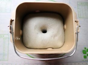 发酵到两倍大，中间戳一个洞不回缩即可；