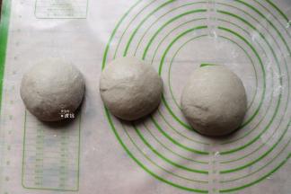 选择揉面程序揉面5分钟左右排气，然后分割成三等份一一揉圆；