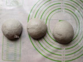 选择揉面程序揉面5分钟左右排气，然后分割成三等份一一揉圆；