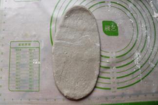 取一个擀成椭圆形；