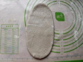 取一个擀成椭圆形；