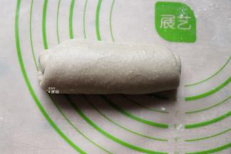 从上往下卷起；