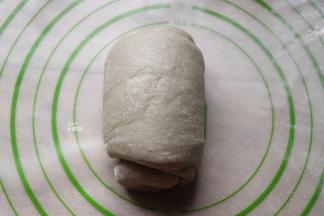 继续擀开再卷起；