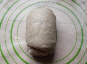 继续擀开再卷起；