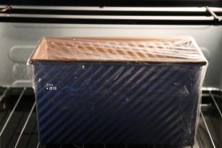 盖上保鲜膜放入烤箱进行二次发酵；