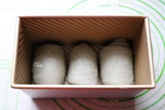 三个面团都依次操作后放入吐司模具中，中间隔开点距离；