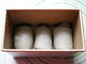 三个面团都依次操作后放入吐司模具中，中间隔开点距离；