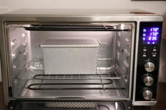 发酵到八分满的时候盖上模具盖子，放入预热好的烤箱内中下层170度35分钟；