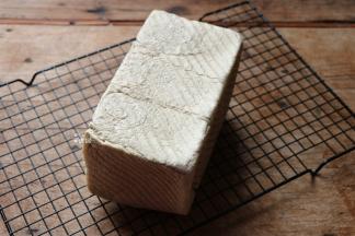 烤好后取出脱模，冷却至不烫手后密封保存，吃的时候切片即可；