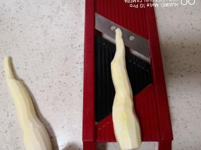 洗净，用刨丝器刨，注意手