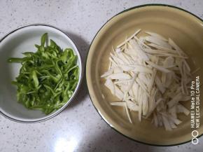 青椒切丝，刨好的茭白要过个开水，照片误删了，记得茭白要出个水