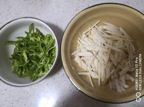 青椒切丝，刨好的茭白要过个开水，照片误删了，记得茭白要出个水