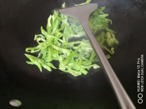 热锅凉油，放入青椒翻炒断生