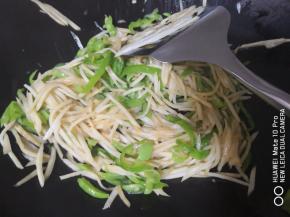 倒入过个水的茭白丝翻炒