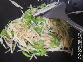 倒入过个水的茭白丝翻炒