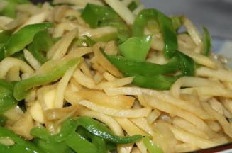 加入生抽，沿锅边呛些香醋，翻炒均匀，加入适量盐，起锅