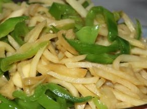 加入生抽，沿锅边呛些香醋，翻炒均匀，加入适量盐，起锅