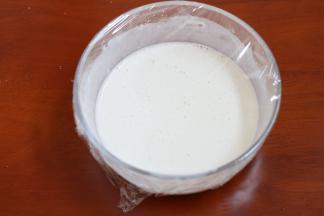 2.先来做麻薯面团，麻薯材料除黄油以外混合到碗中搅拌至无颗粒盖保鲜膜蒸熟大约15-20分钟